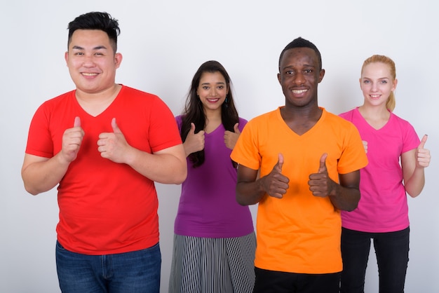 feliz diverso grupo de amigos multiétnicos sonriendo