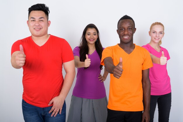 Foto feliz diverso grupo de amigos multiétnicos sonriendo