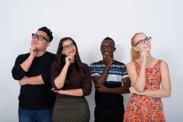 Foto feliz diverso grupo de amigos multiétnicos sonriendo