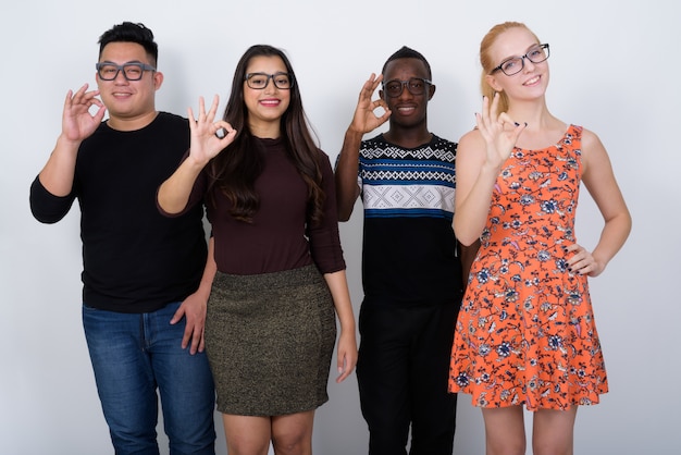 Foto feliz diverso grupo de amigos multiétnicos sonriendo