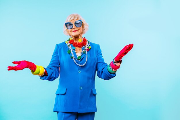 Feliz y divertida anciana fresca con retrato de ropa de moda sobre fondo de color Abuela juvenil con conceptos de estilo extravagante sobre la antigüedad del estilo de vida y las personas mayores