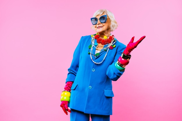 Feliz y divertida anciana fresca con retrato de ropa de moda sobre fondo de color Abuela juvenil con conceptos de estilo extravagante sobre la antigüedad del estilo de vida y las personas mayores