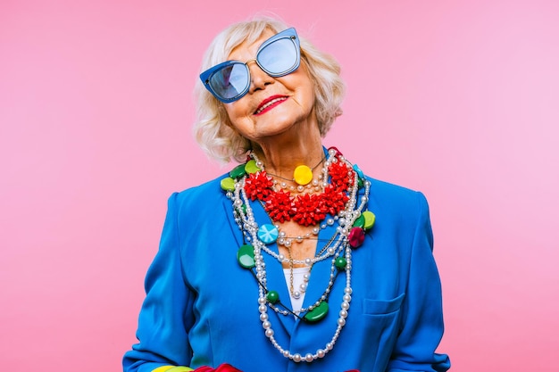 Foto feliz y divertida anciana fresca con retrato de ropa de moda sobre fondo de color abuela juvenil con conceptos de estilo extravagante sobre la antigüedad del estilo de vida y las personas mayores