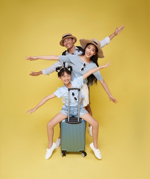 Feliz y divertido retrato de vacaciones familiares asiáticas padre madre e hijas listos para el vuelo de viaje