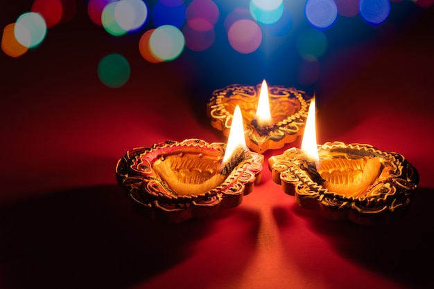 Feliz Diwali - Clay Diya lâmpadas acesas durante Dipavali, festival hindu de celebração de luzes.