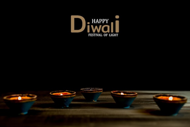 Feliz Diwali Clay Diya lámparas encendidas durante la celebración del festival hindú de luces Dipavali Colorida lámpara de aceite tradicional diya sobre fondo oscuro Copiar espacio para texto