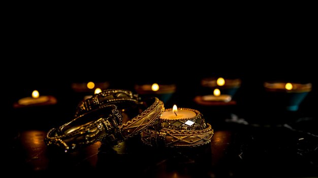 Foto feliz diwali clay diya lámparas encendidas durante la celebración del festival hindú de luces dipavali colorida lámpara de aceite tradicional diya sobre fondo oscuro copiar espacio para texto