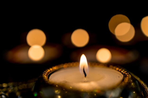 Feliz Diwali Clay Diya lámparas encendidas durante la celebración del festival hindú de luces Dipavali Colorida lámpara de aceite tradicional diya sobre fondo oscuro Copiar espacio para texto