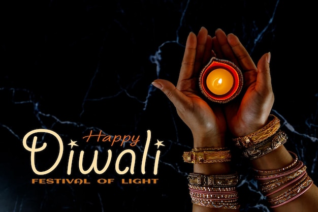 Feliz Diwali - Manos de mujer con henna sosteniendo velas encendidas aisladas sobre fondo oscuro. Lámparas Clay Diya encendidas durante Dipavali, celebración del festival hindú de luces. Copie el espacio para el texto.