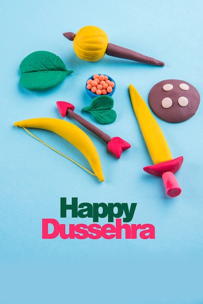 Feliz Dussehra o Ayudh Puja tarjeta de felicitación que muestra la fotografía del modelo de arcilla de armas utilizadas en el Ramayana y el Mahabharata