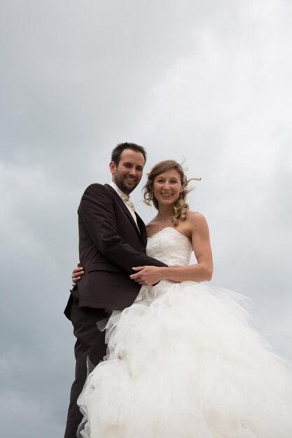 Feliz e adorável casal de noivos se amando