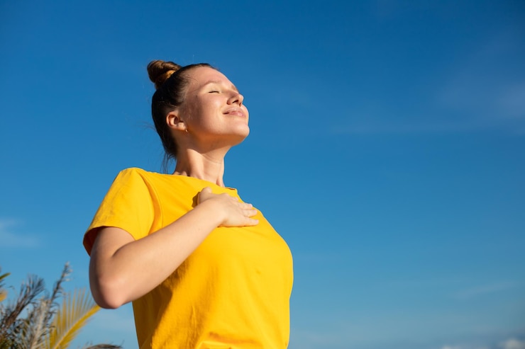 Foto feliz e alegre garota positiva, jovem e bela mulher despreocupada está aproveitando as férias no dia ensolarado de verão, bronzeando-se e sorrindo conceito de liberdade de felicidade no fundo natural do céu