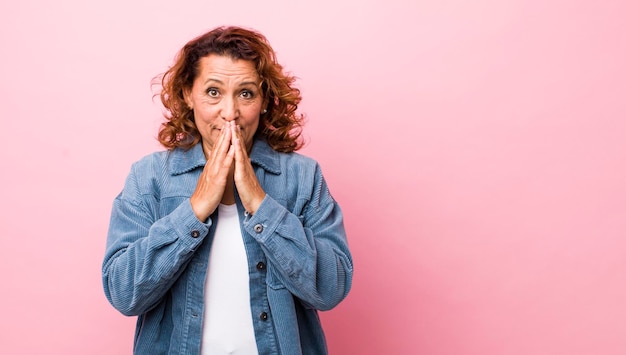 Feliz e animado surpreso e espantado cobrindo a boca com as mãos rindo com uma expressão fofa