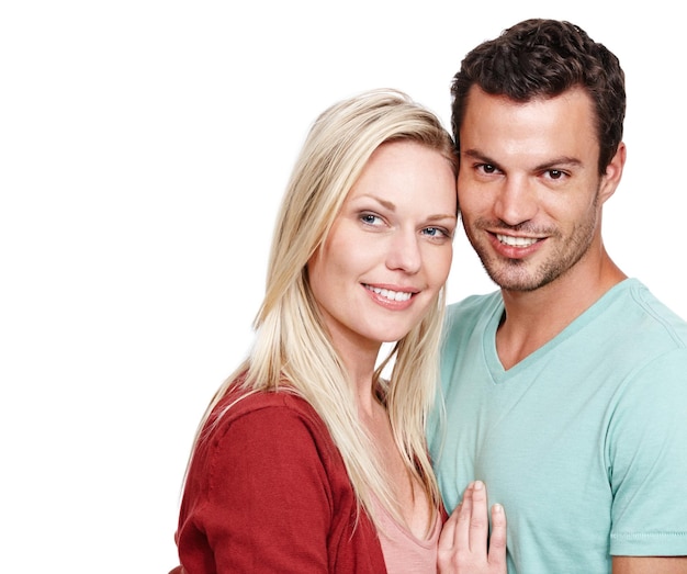 Feliz e apaixonado retrato de um casal bonito juntos e sorrindo para a câmera com fundo branco