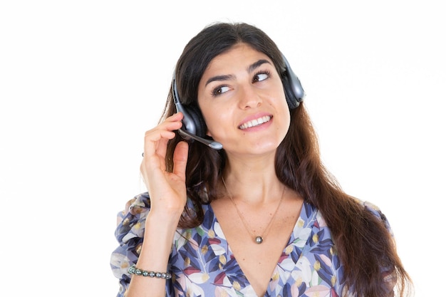 Feliz e bonita consultora de call center com fone de ouvido de telefone fixo em fundo branco