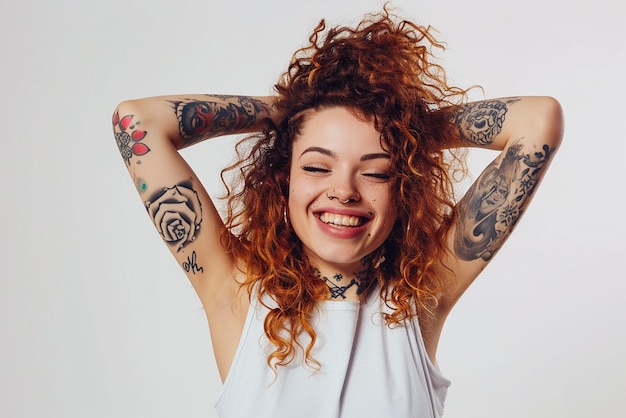 Foto feliz e despreocupada garota atraente de cabelos cacheados com braços tatuados em fundo branco isolado
