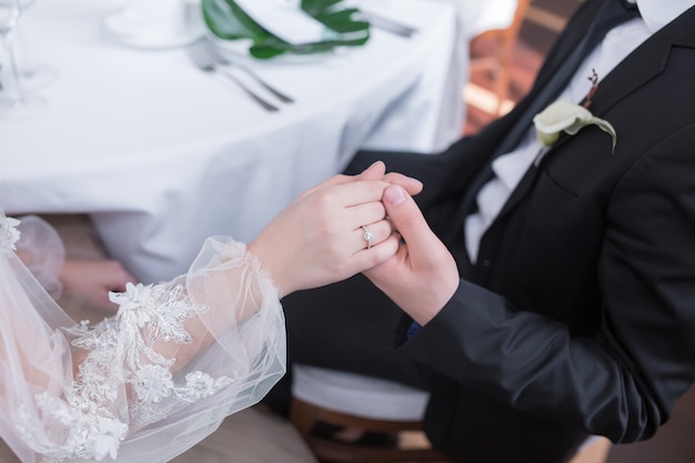 Feliz e elegante bradi e noivo celebrando evento de casamento no salão do restaurante