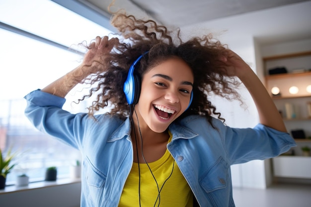 Feliz e engraçada garota adolescente latina da geração z usando fones de ouvido dançando em casa e ouvindo música