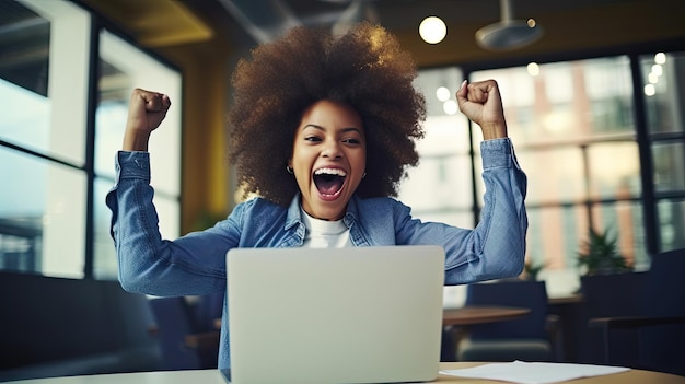 Feliz e entusiasmada, uma estudante negra africana comemora lendo o e-mail de admissão, olhando para o computador portátil, recebendo a aprovação da aplicação, boas notícias sobre a bolsa de estudos ou os resultados dos exames.