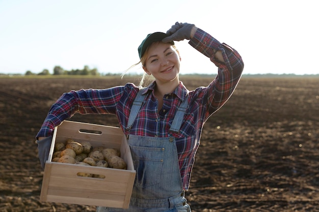 Feliz e sorridente agricultor ou jardineiro de batata caucasiana Conceito de colheita de produção de alimentos agrícolas