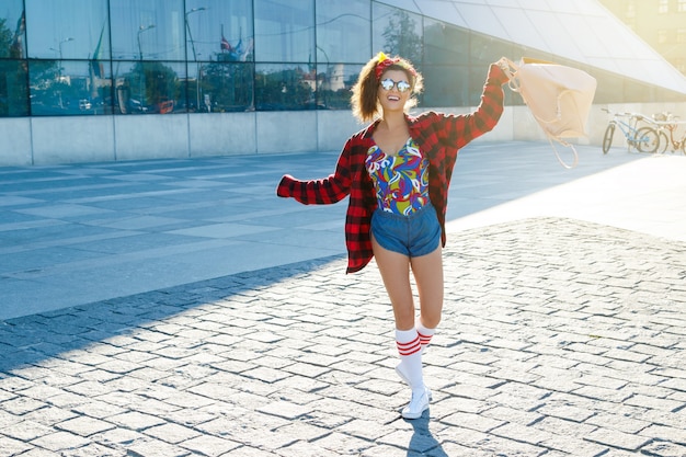 Feliz elegante adolescente con mochila