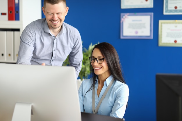 Foto feliz empleado profesional en interiores