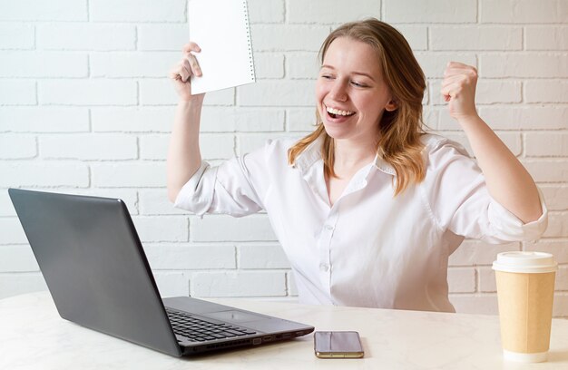 Feliz empresaria exitosa emocionada triunfando en la oficina en casa