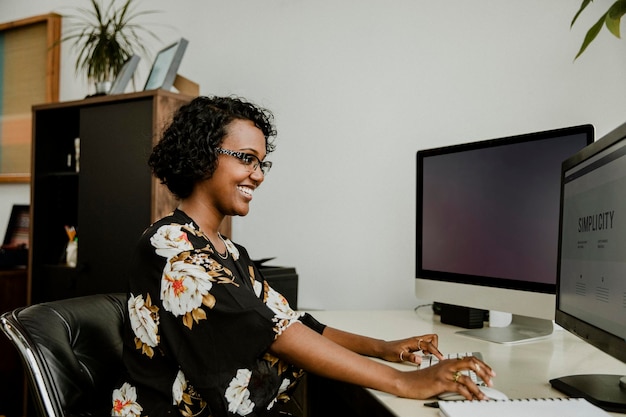 Feliz empresária negra trabalhando no escritório