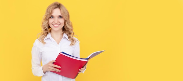 Feliz empresaria rubia mujer en camisa blanca haciendo notas en el bloc de notas o cuaderno ejecutivo Mujer aislada rostro retrato banner con espacio de copia simulada