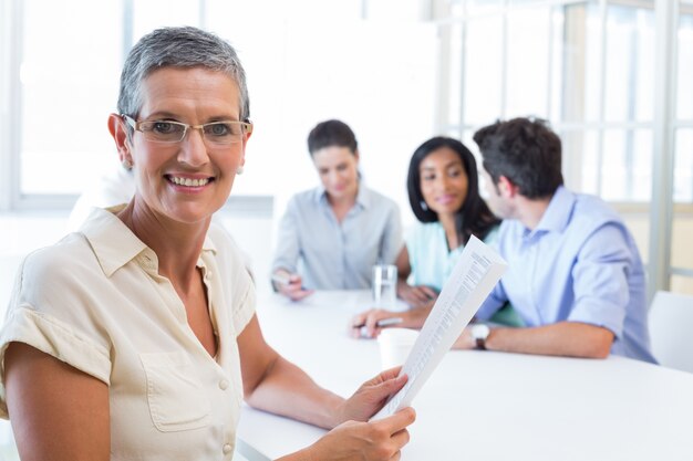 Feliz empresária sorrindo para a câmera