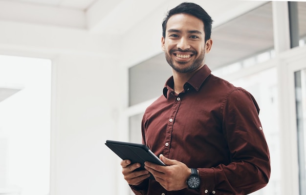 Foto feliz empresário asiático tablet e retrato para planejamento de cronograma ou análise de dados no aplicativo da web jovem empresário líder ou felicidade na tela sensível ao toque móvel para estratégia de agenda e notas digitais