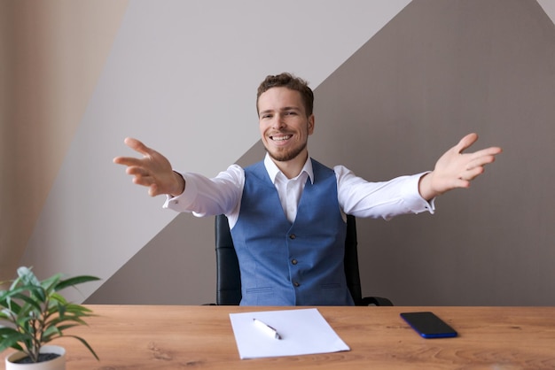 Feliz empresário com barba na camisa e colete Empresário com a mão