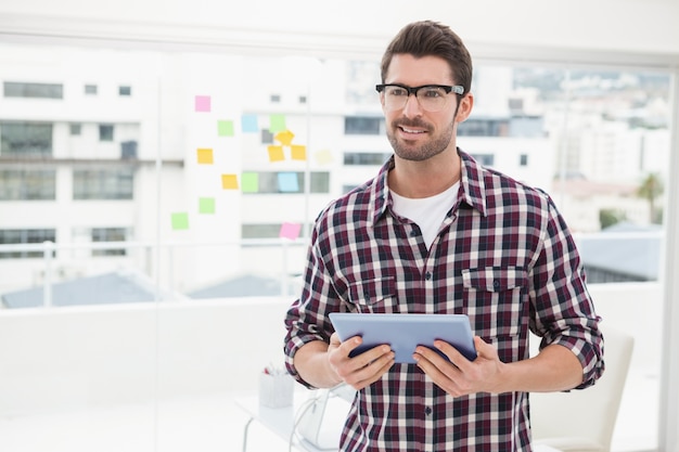 Feliz empresário com óculos segurando comprimido