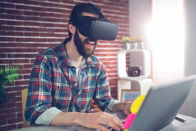 Feliz empresário criativo vestindo óculos de vídeo 3D no escritório