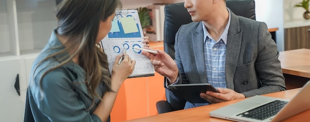 Feliz empresário e empresária falam sobre a ideia de brainstorming da equipe de trabalho em comunicação de reunião de trabalho de laptop e notebook