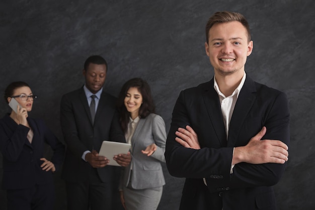 Feliz empresário em frente a uma equipe de sucesso