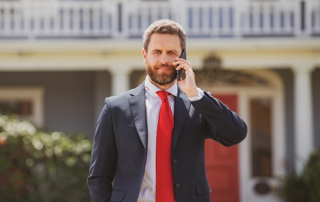 Feliz empresário falando ao telefone ao ar livre