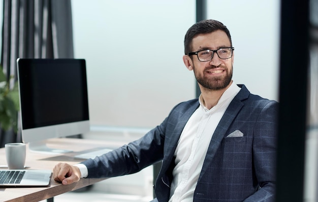 Feliz empresário fazendo plano de negócios enquanto trabalhava no laptop no escritório em casa