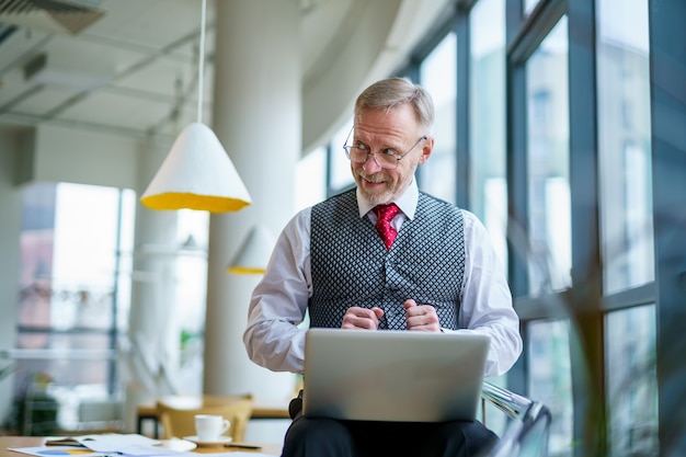 Feliz empresario de mediana edad en traje