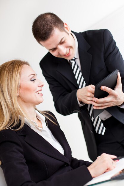 Feliz empresário mostrando seu projeto de colega de negócios no Digital Tablet.