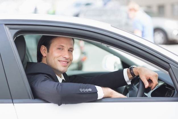 Feliz empresário no banco dos motoristas