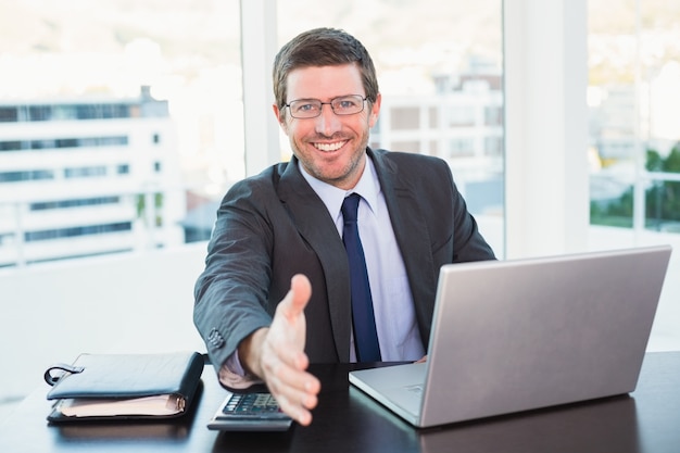 Feliz empresário oferecendo sua mão