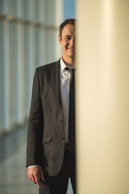 El feliz empresario de pie sobre la columna.