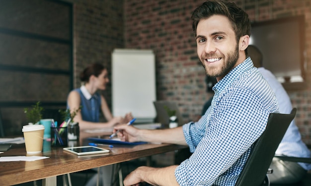 Feliz empresario y reunión de equipo con la compañía para el retrato y la colaboración en la revisión del presupuesto Asistente ejecutivo de personas corporativas y tableta para notas del seminario sobre el plan financiero