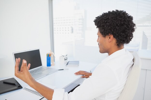 Feliz empresário trabalhando em sua mesa