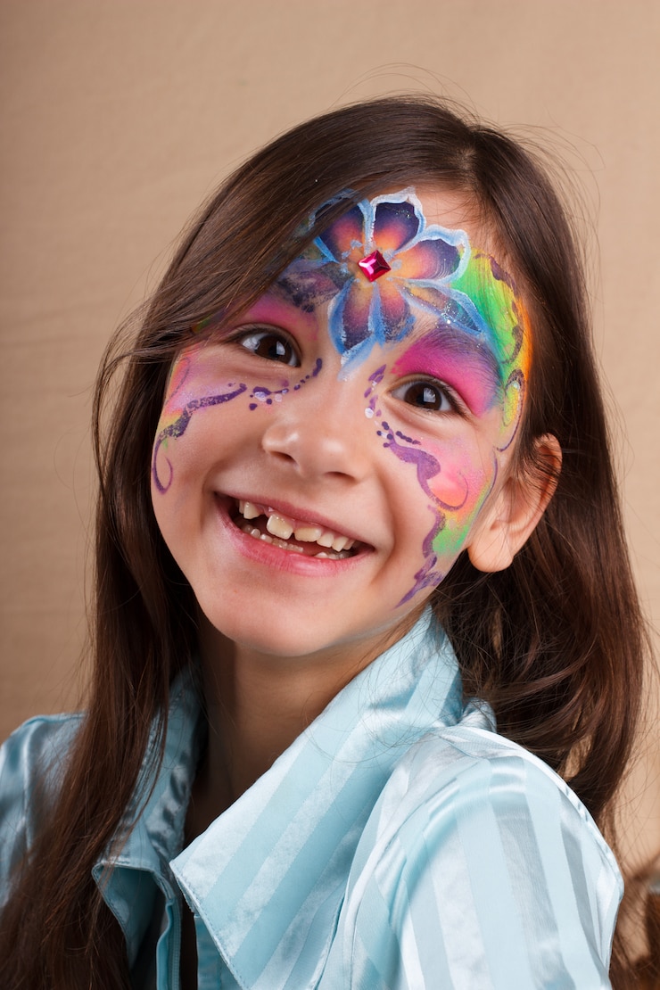 Foto feliz, engraçado, menina sorridente, com, pintura cara