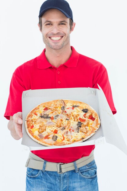 Feliz entrega hombre mostrando pizza fresca