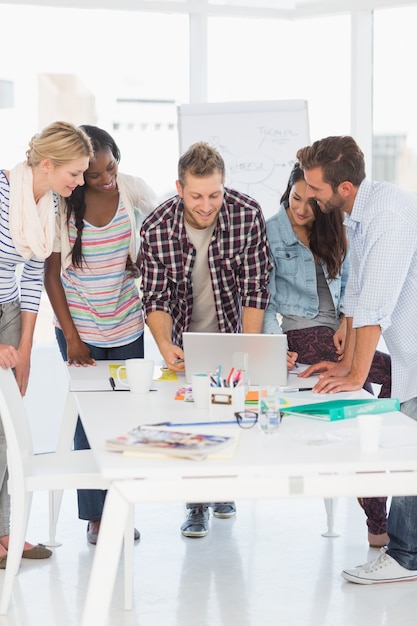 Feliz equipo de diseñadores que tienen una reunión