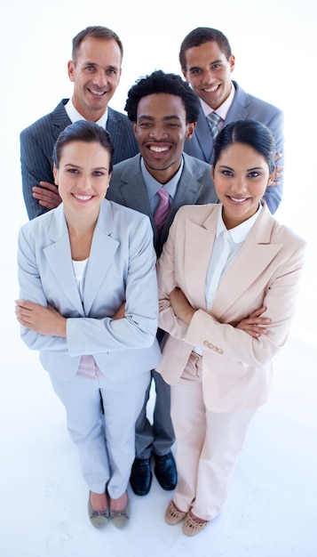 Feliz equipo de negocios internacionales sonriendo a la cámara