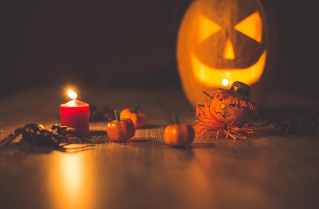 Feliz estandarte de Halloween o fondo de invitación de fiesta con nubes murciélagos y calabazas